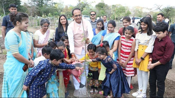 मुख्यमंत्री श्री चौहान के साथ स्कूली बच्चों ने लगाए पौधे